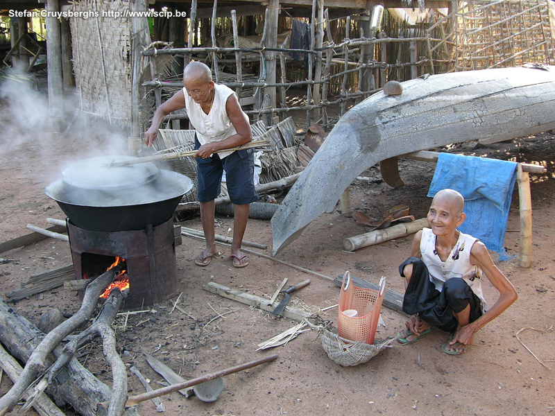 Kampong Chhnang - oude vrouwen Twee oude vrouwen zijn het avondeten voor de familie aan het bereiden. Stefan Cruysberghs